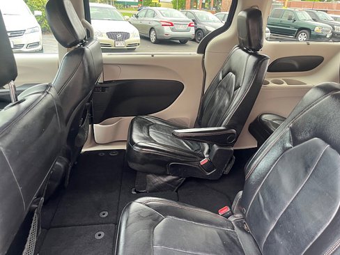 Used 2017 Chrysler Pacifica Touring-L image 19