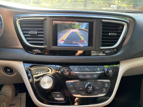Used 2018 Chrysler Pacifica Touring-L image 15