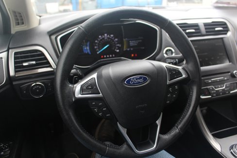 Used 2017 Ford Fusion SE w/ Fusion SE Technology Package image 12
