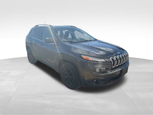 Used 2017 Jeep Cherokee Latitude w/ Cold Weather Group image 2
