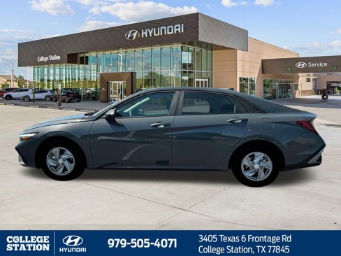 Used 2025 Hyundai Elantra SE image 3