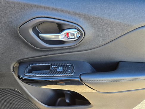 Used 2020 Jeep Cherokee Latitude Plus image 22