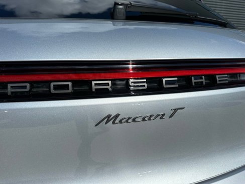 Used 2025 Porsche Macan image 12