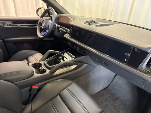 New 2025 Porsche Cayenne Turbo image 31