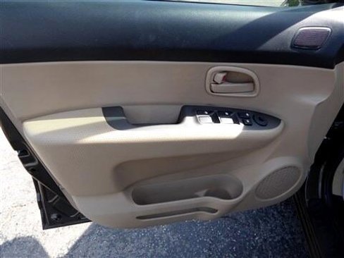 Used 2009 Kia Rondo LX image 10
