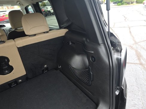 Used 2018 Jeep Renegade Latitude w/ Cold Weather Group image 42