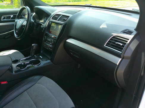 Used 2017 Ford Explorer XLT w/ XLT Appearance Package image 18