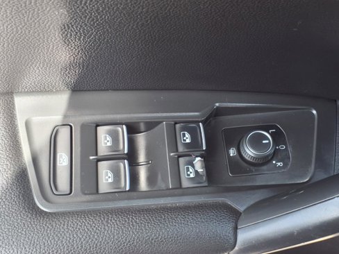 Used 2021 Volkswagen Tiguan SE image 15