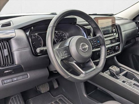 Used 2024 Nissan Pathfinder SV image 10