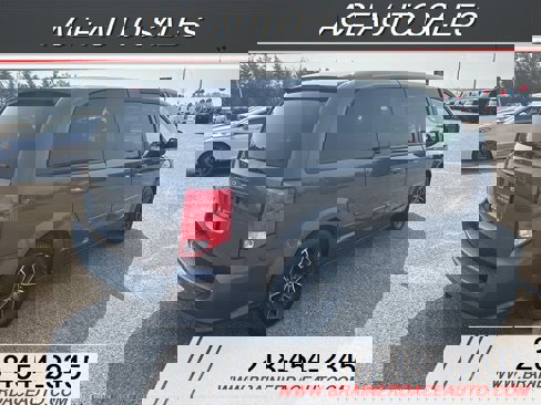 Used 2017 Dodge Grand Caravan SE image 3