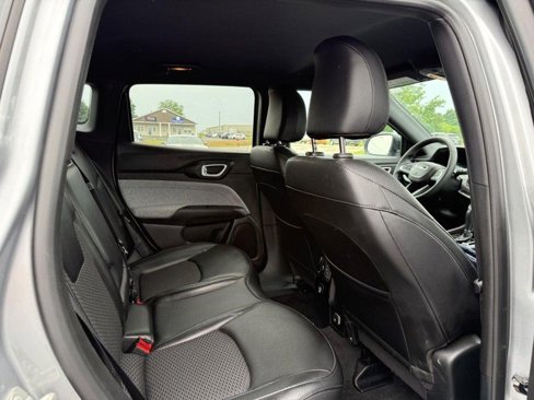 Used 2024 Jeep Compass Latitude image 10