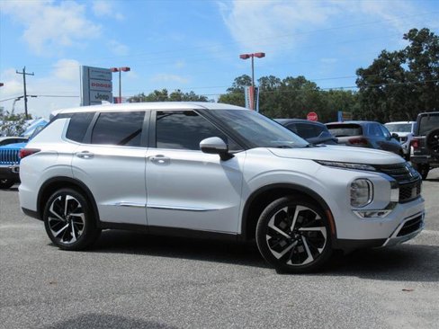 Used 2022 Mitsubishi Outlander SE image 2