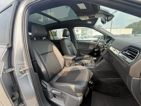 Used 2022 Volkswagen Tiguan SE R-Line image 24