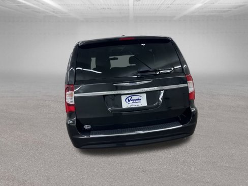 Used 2016 Chrysler Town & Country Touring image 11