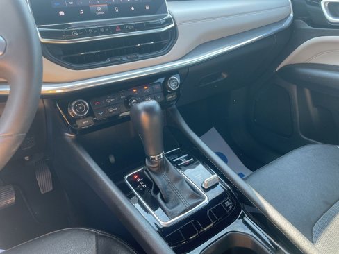 Used 2023 Jeep Compass Limited image 28