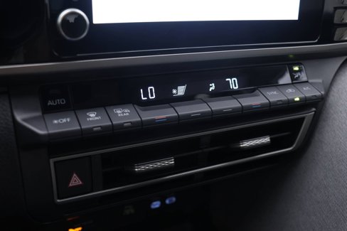 Used 2025 Toyota Camry LE image 7