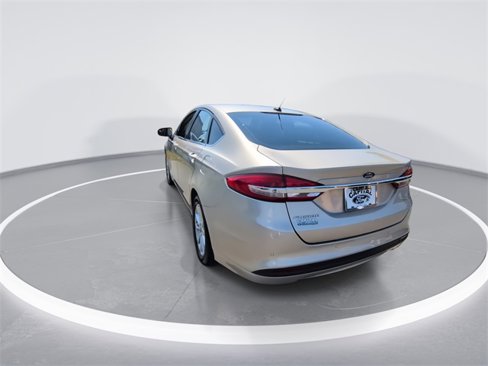 Used 2017 Ford Fusion SE w/ Fusion SE Technology Package image 6