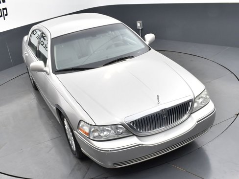 Used 2005 Lincoln Town Car Signature image 18