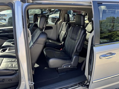 Used 2011 Chrysler Town & Country Limited image 6