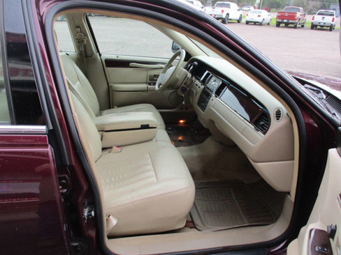 Used 2006 Lincoln Town Car Signature image 24