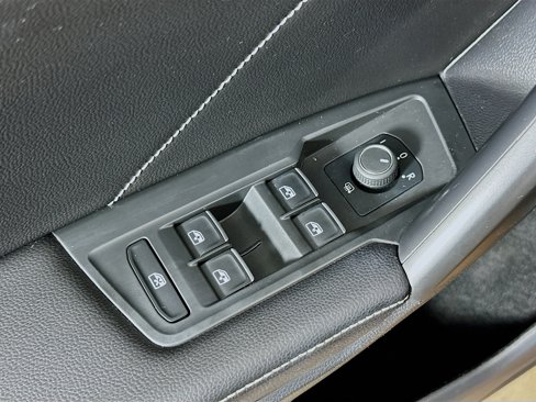 Used 2022 Volkswagen Tiguan SE w/ Panoramic Sunroof Package image 17