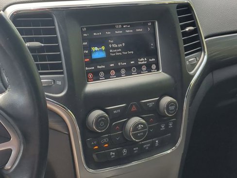 Used 2020 Jeep Grand Cherokee Laredo image 25