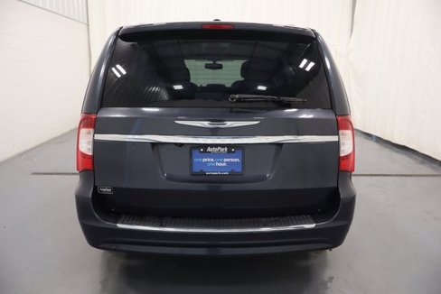 Used 2013 Chrysler Town & Country Touring-L image 8