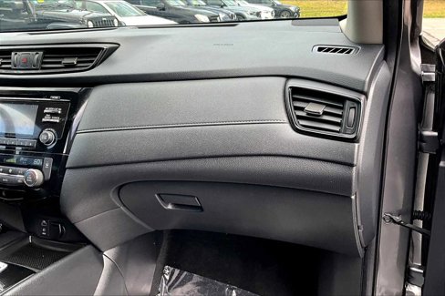 Used 2017 Nissan Rogue SV image 17