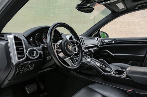 Used 2016 Porsche Cayenne S image 2