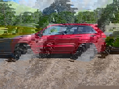 Used 2019 Jeep Grand Cherokee Altitude image 2