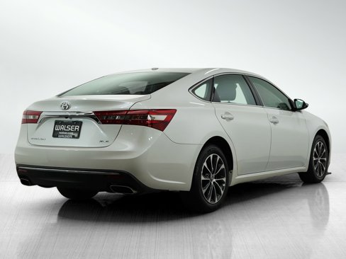 Used 2017 Toyota Avalon XLE Premium image 5