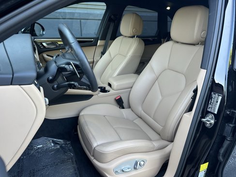 Certified 2025 Porsche Macan image 5