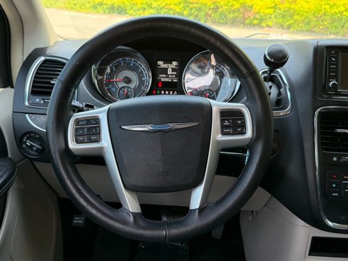 Used 2015 Chrysler Town & Country Touring w/ Driver Convenience Group image 23