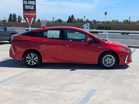 Used 2017 Toyota Prius Prime Premium image 4