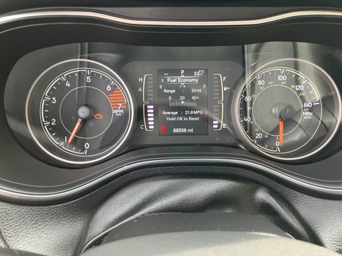 Used 2019 Jeep Cherokee Latitude w/ Cold Weather Group image 9