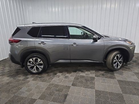 Used 2021 Nissan Rogue SV image 2