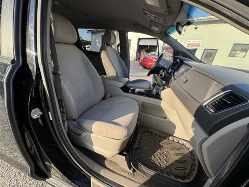 Used 2016 Kia Sedona LX w/ LX Convenience Package image 51