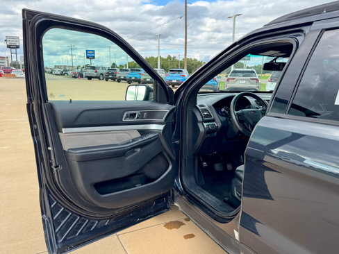 Used 2017 Ford Explorer XLT w/ XLT Technology Feature Bundle image 12