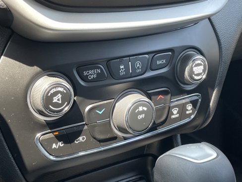 Used 2018 Jeep Cherokee Latitude Plus w/ Cold Weather Group image 19
