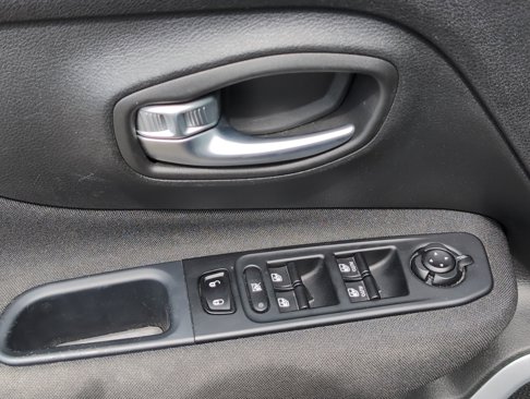 Used 2021 Jeep Renegade Latitude w/ Luxury Group I image 14