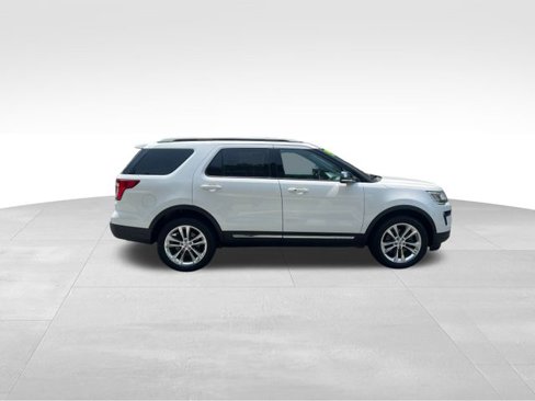 Used 2019 Ford Explorer XLT w/ Equipment Group 202A image 4