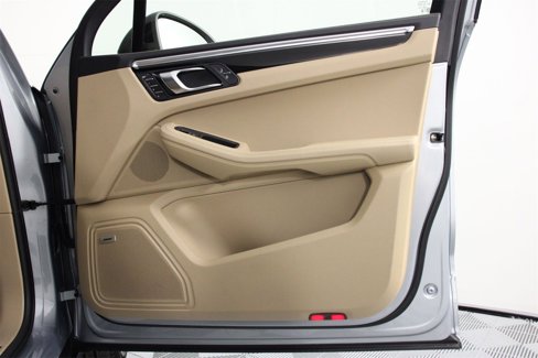 Certified 2025 Porsche Macan Turbo image 23