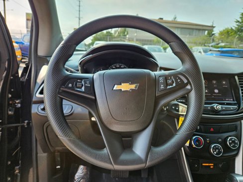 Used 2021 Chevrolet Trax LT image 2