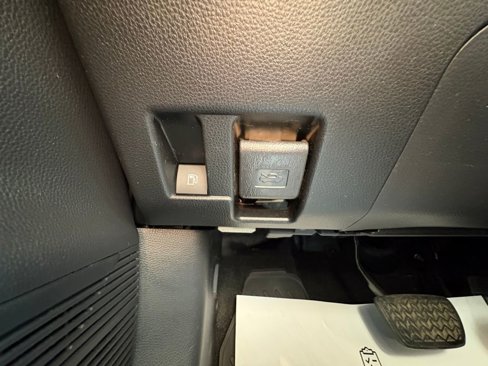 Used 2021 Toyota Venza LE w/ Carpet Mat Package (TMS) image 34