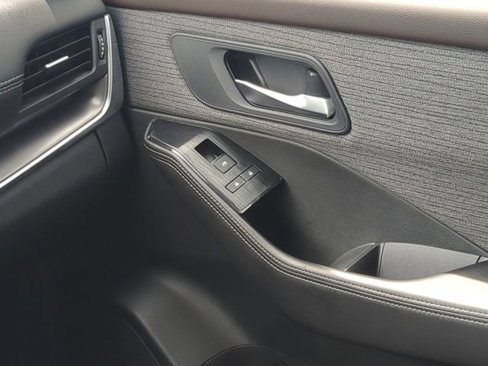 Used 2023 Nissan Rogue SV image 15