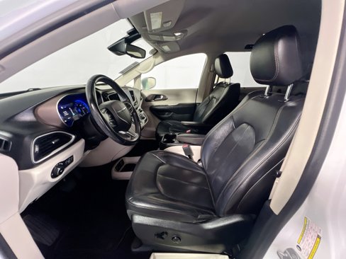 Used 2018 Chrysler Pacifica Touring-L w/ Advanced Safetytec Group image 14