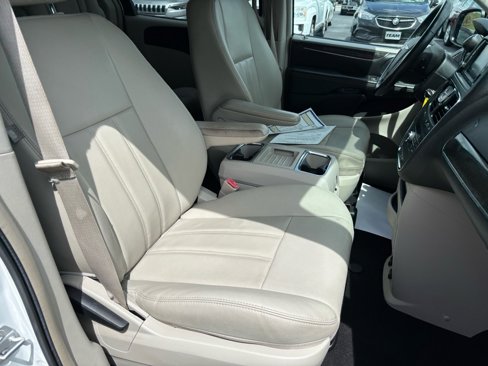Used 2016 Chrysler Town & Country Touring image 20