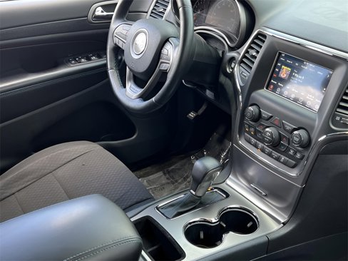 Used 2018 Jeep Grand Cherokee Laredo image 3