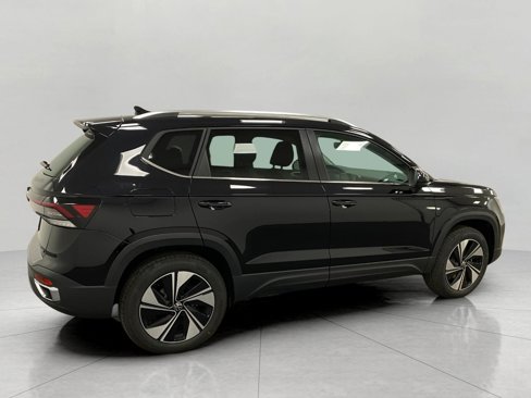 New 2025 Volkswagen Taos SE image 12