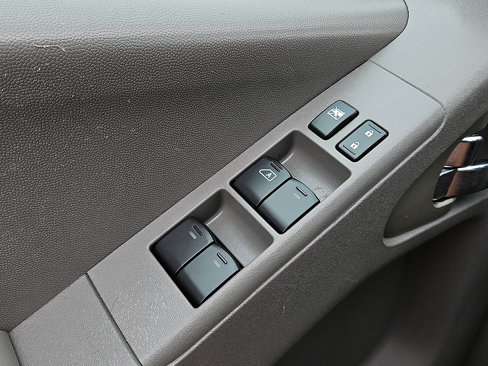 Used 2016 Nissan Frontier SV image 12